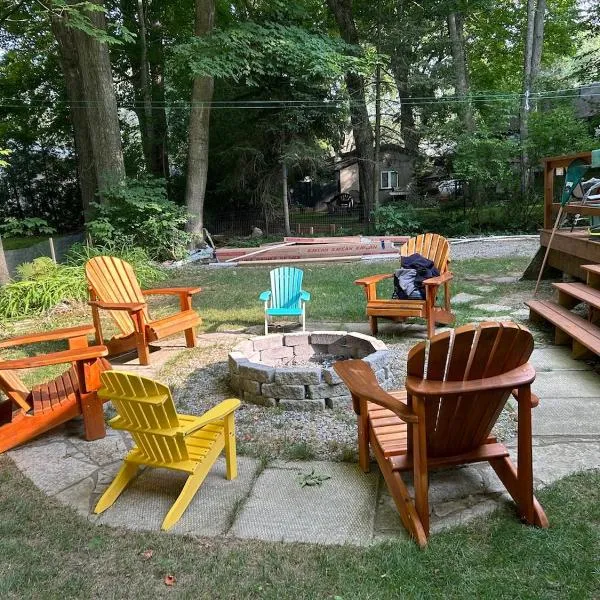 Cozy 4 Season Cottage in Sauble Beach, Near Beach, River & Trails, hotel u gradu Sauble Beach