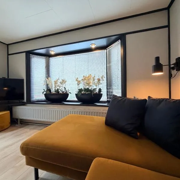 Gezellig chalet met 2 slaapkamers aan bosrand, hotel in Erm