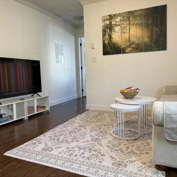 Private 1BR, AC, Strong Wi-Fi, Netflix and Amazon Prime, готель у Вікторії