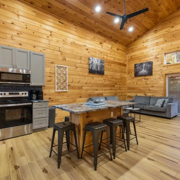 New listing-- Hocking Hills Modern Cabin, hotell i Logan