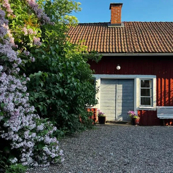 Lantliv x Hidhem countryside cottage, hotel en Tystberga
