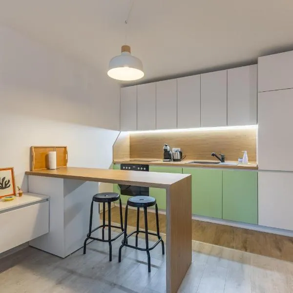 Central 2BR - Workspace with Elevator, hotel i Varna
