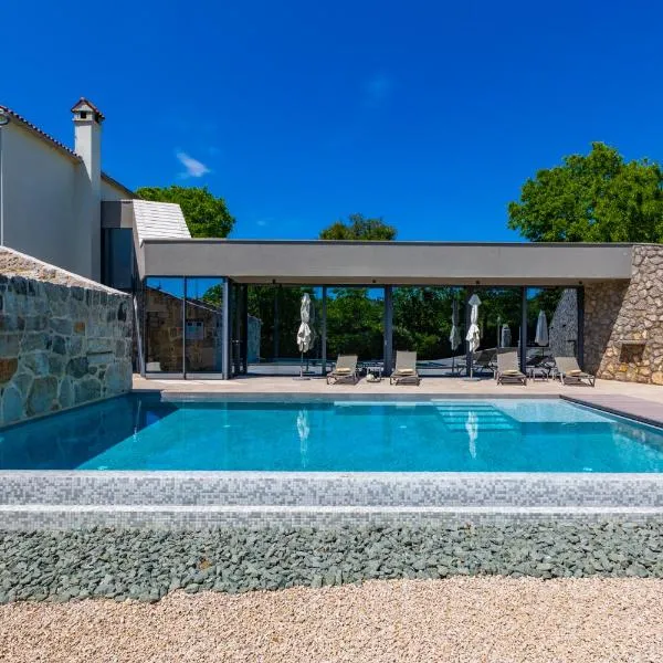 Luxury Jerini House with pool and wellness, hotell i Bajčići