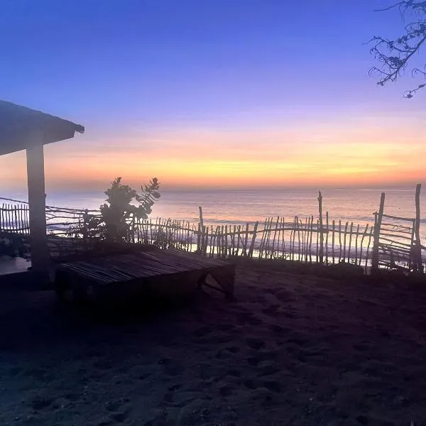 Chambre en bord de mer …(pied dans l’eau) – hotel w mieście Ngalou Sessène