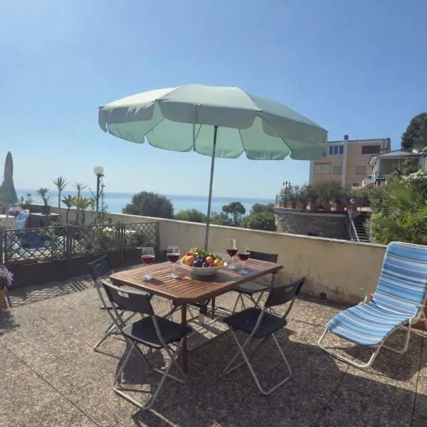 Attico Vista Mare con terrazza e posto auto, hotel en Cervo