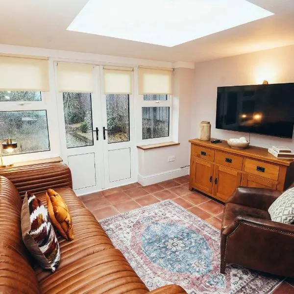 Cosy 2-Bed Cottage with Log-Burner and Garden, хотел в Белпър