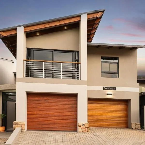 Topiary Lux Studio 16!, Hotel in Herolds Bay