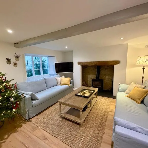 Stunning, Cosy Cotswolds House & Beautiful Garden, Hotel in Cirencester