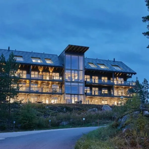 Naava Chalet 303 Loft - Kaksikerroksinen lasiseinähuoneisto järvinäköalalla, hotel v destinaci Ähtäri