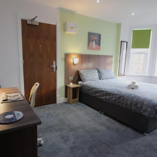 Victoria House - Deluxe Studios in Coventry City Centre, free parking, by COVSTAYS, khách sạn ở Coventry