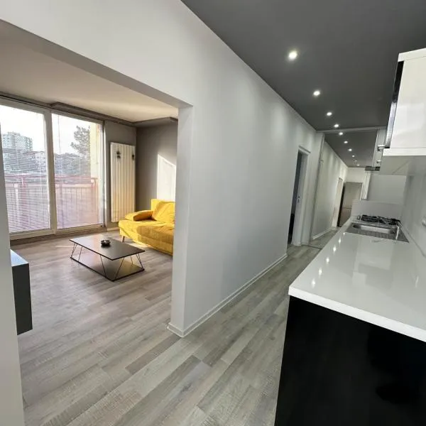 Modern Apartment 5 min Walk to City Center 55 Smart TV Netflix YouTube 2 Balconies Parking, hotel di Topoľčany