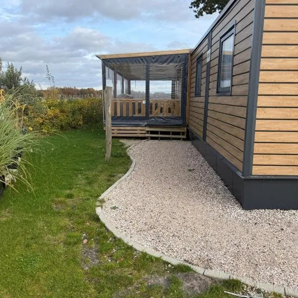 Luxe strandhuisje op een unieke locatie, hotell i Kropswolde