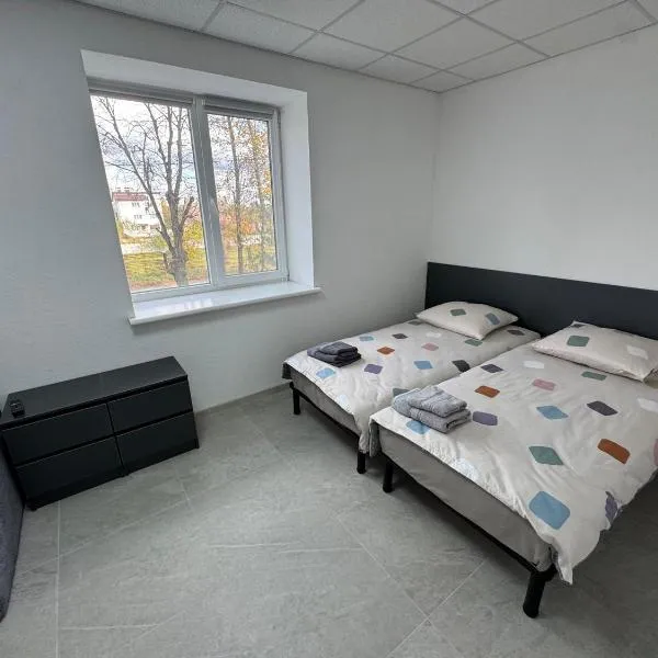 Сучасна квартира біля Ставки Вервольфу, hotel a Strizhavka