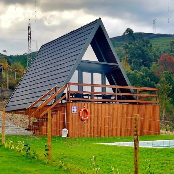 Chalés Luna in rio A-Frame Romântica no Gerês com vista Rio, hotell i Ponte da Barca