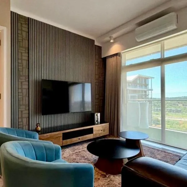 Deluxe fully furnished apartment in Menlyn Maine residence 902, hotel din Pretoria