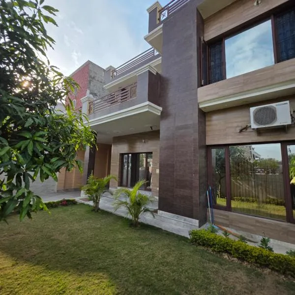 Stayvilla - Private Bungalow in Jammu, hotel v destinaci Džammú