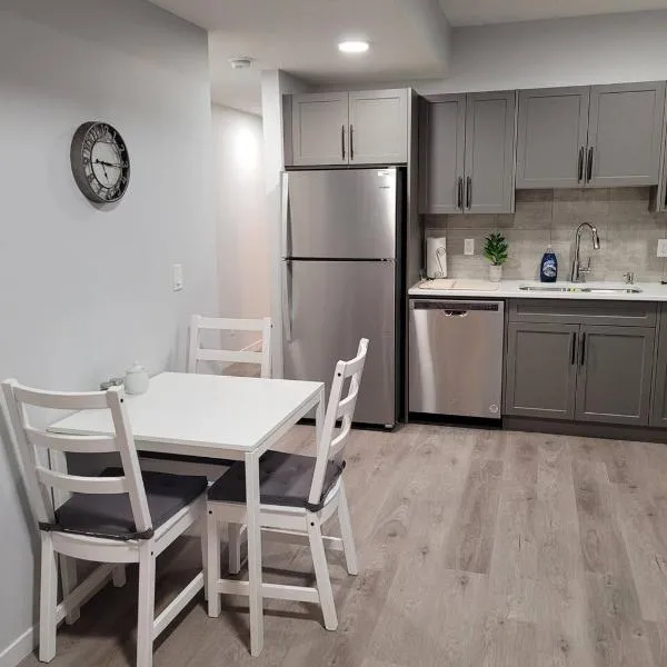 Modern 2BR Suite with Private Yard, hotell i Calgary