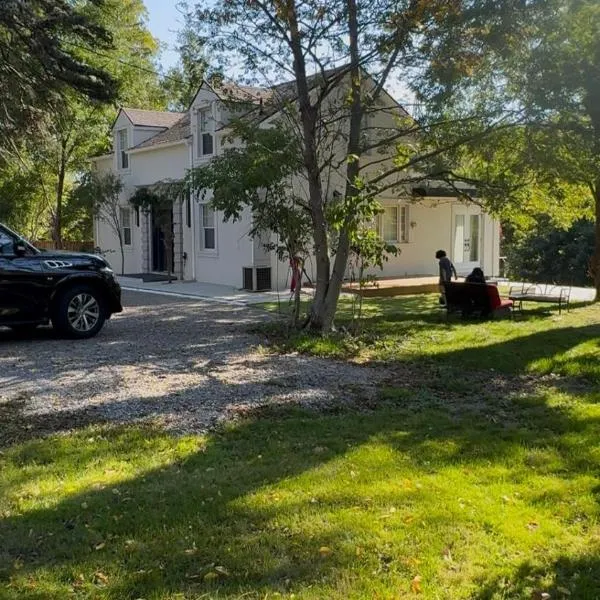 Licensed-8 Acre Estate, Trail & Stream with 3 Beds, hôtel à Hamilton