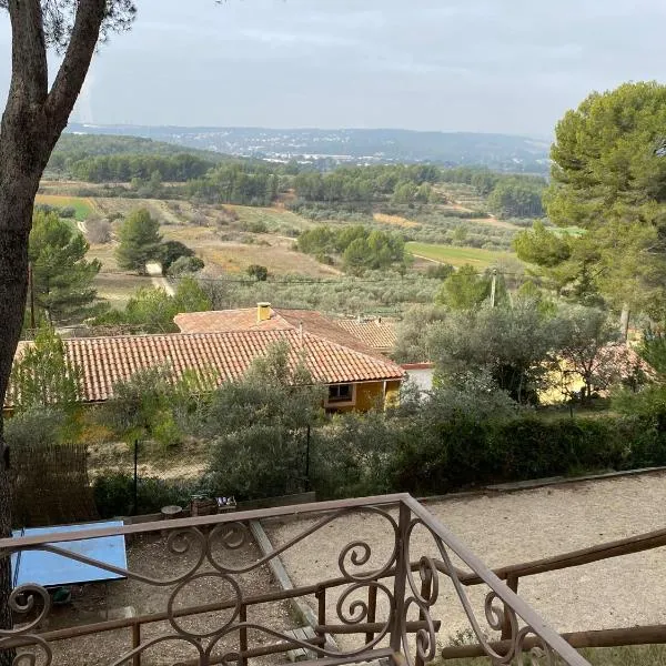 Le Mas des Roches à Velaux, hotel di Velaux