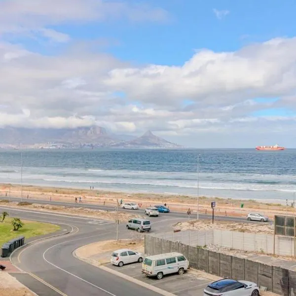 The Bay Luxury Beachfront Apartment, hotel em Table View