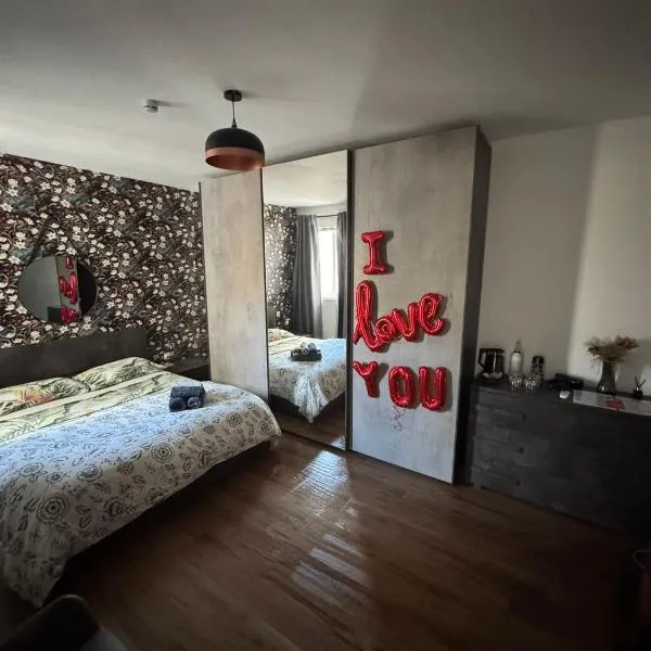 Airport Accommodation Bedroom with your own private Bathroom Self Check In and Self Check Out Air-condition Included, hotel en Mqabba