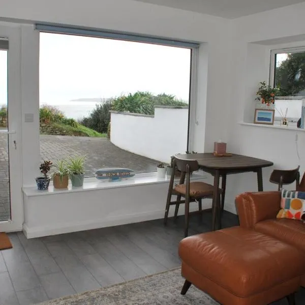 Bright & relaxed beach front studio flat, hotel a Penzance