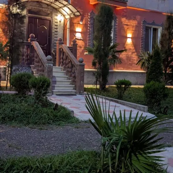 warm house, hotel in Tsqaltubo