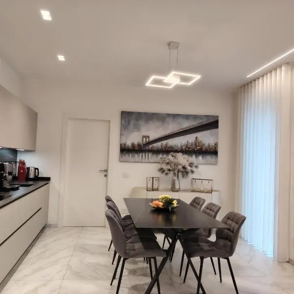 Holiday Home Varese- Family & Group stay with private parking, hotel i Varese