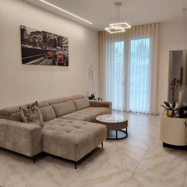 Holiday Home Varese- Family & Group stay with private parking, viešbutis mieste Varezė