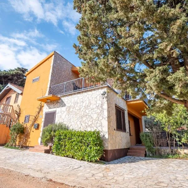 Kuca Mir Seaside Apartments - 50m from Beach、ウグリャンのホテル