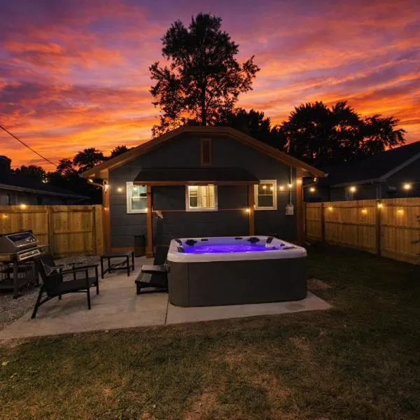 Indianapolis Broad Ripple Home with Hot Tub Near Downtown，印第安納波利斯的飯店