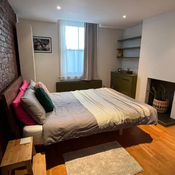 Quiet Guest Room in London Homestay, hotel di Croydon