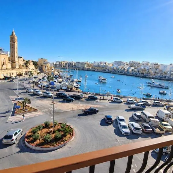 Seafront 4-Bed Townhouse with Breathtaking Views, Hotel in Iż-Żlielaq