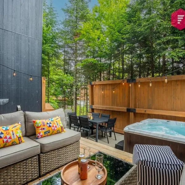 La Marie-Clémentine - Chalet familial Spa privé Piscine - Resort près de Québec، فندق في Pont-Rouge
