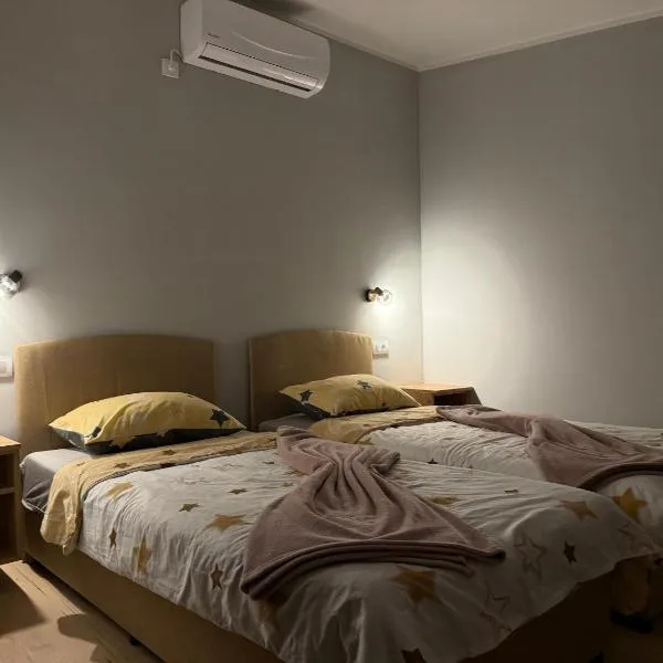 Duplex Oasis Rooms, hotel i Ada