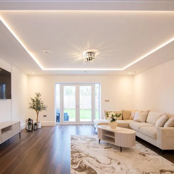 LUXURIOUS 4 Bed House - Close to Windsor Castle! FREE Parking & WIFI – hotel w mieście Windsor