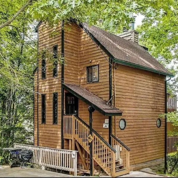 Breathtaking Mtn Views, Hot Tub, Sauna, Pool, close to Downtown!, hotelli kohteessa Gatlinburg