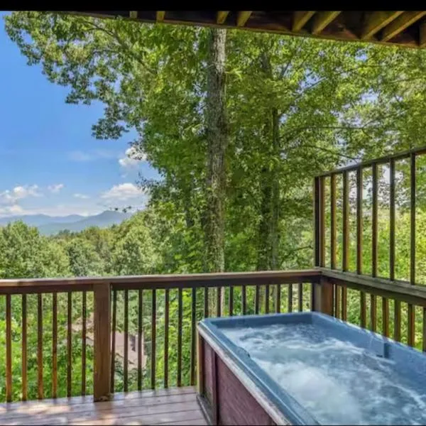 Breathtaking Mtn Views, Hot Tub, Sauna, Pool, close to Downtown!, מלון בגטלינבורג