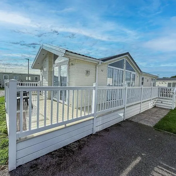 Stunning Lodge With Decking At Manor Park Near Hunstanton Beach Ref 23066W, hotel i Hunstanton