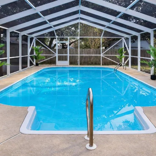 Pool House, Short Drive to Beach, Grill, Smart TV, Hotel in Navarre