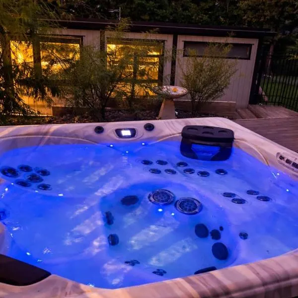 Boutique Tiny Home Rotorua with Private Hot Tub, hotel a Rotorua