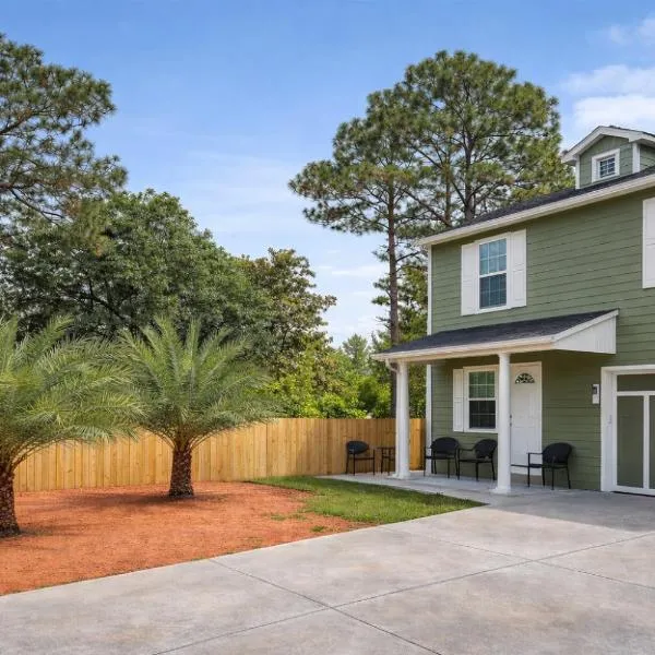 Vacation House, 2 Miles to Beach, Smart TVs, Grill, hotel in Navarre