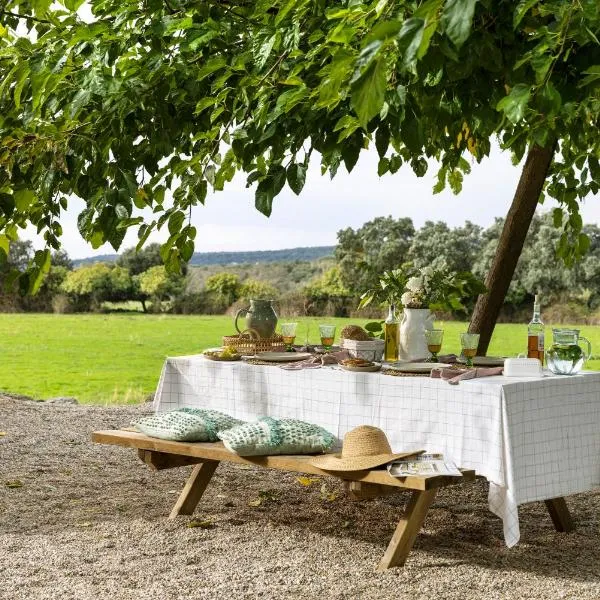 Wishome-Una preciosa casa de campo con piscina cerca de Gredos, DESAYUNO CORTESÍA WISHOME por reservas de mínimo 2 noches disfrutadas en septiembre 2027, hotel i Mejorada