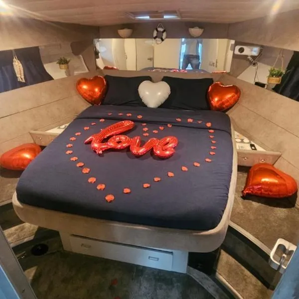 Nuits insolites sur un bateau 12m en pleine nature, hotel em Bully