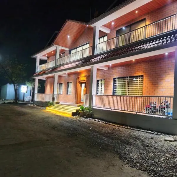 Aanandi Resort, хотел в Ширди