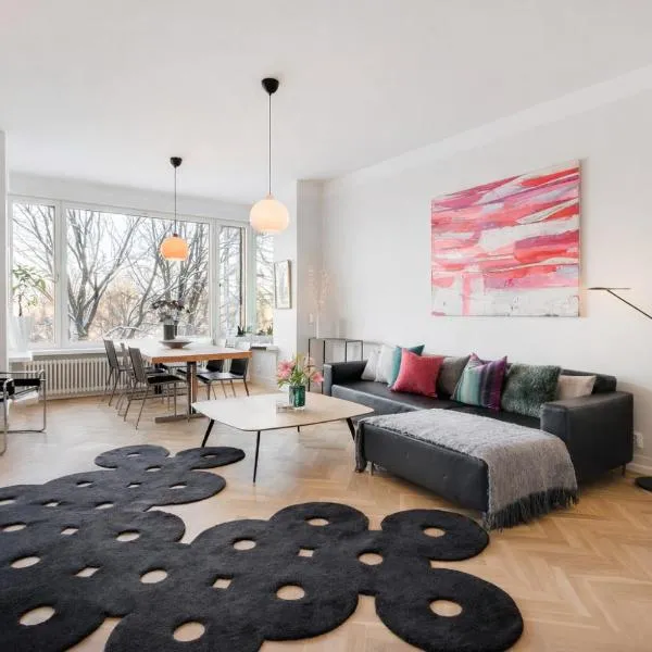 GuestFirst 100m2 Luxury Designer Gem w Sauna steps to Central Station, hotel en Helsinki