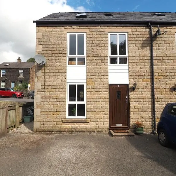 The Old Coach House Peak DistrIct Near Edale Castleton Buxton pet friendly Walkers welcome, hotel v destinaci Chinley
