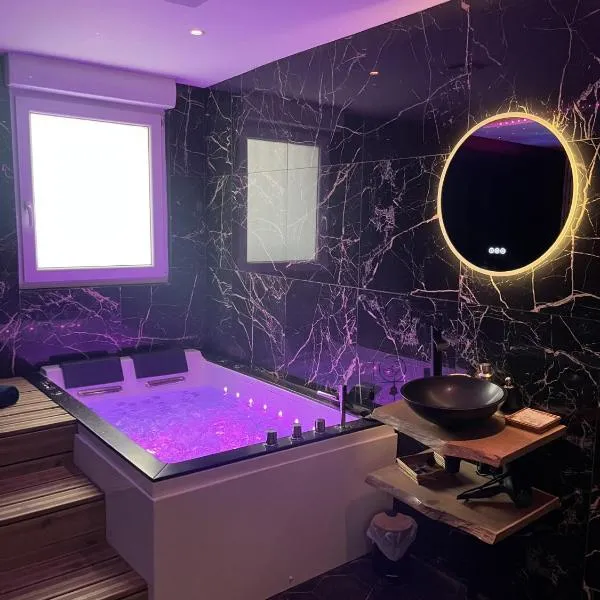 Suite Spa Sauna - Charleville - UNE PARENTHESE ARDENNAISE, hotel in Charleville-Mézières