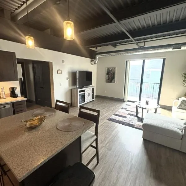 Kalamazoo में, होटल 203 - New Luxury Downtown Condo with Fireplace