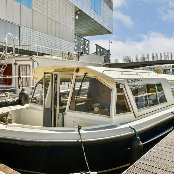 Comfortable boat city center 'Boekanier 5', hotel in Amsterdam